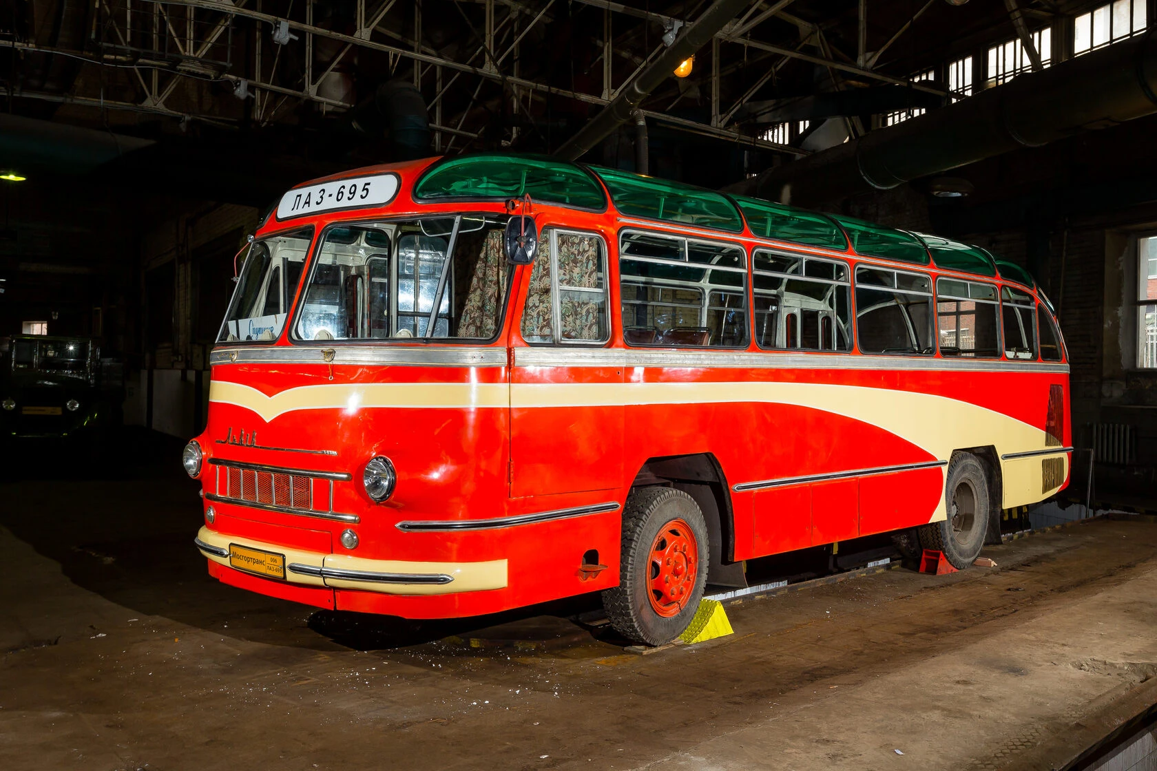 ЛАЗ-695