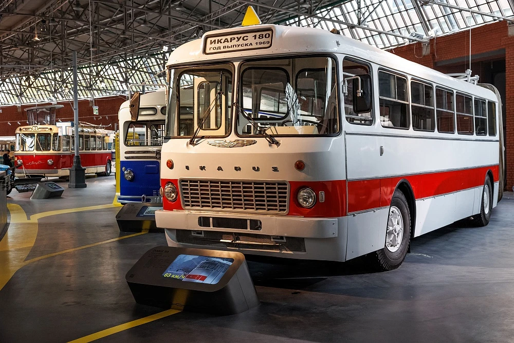 Ikarus 180